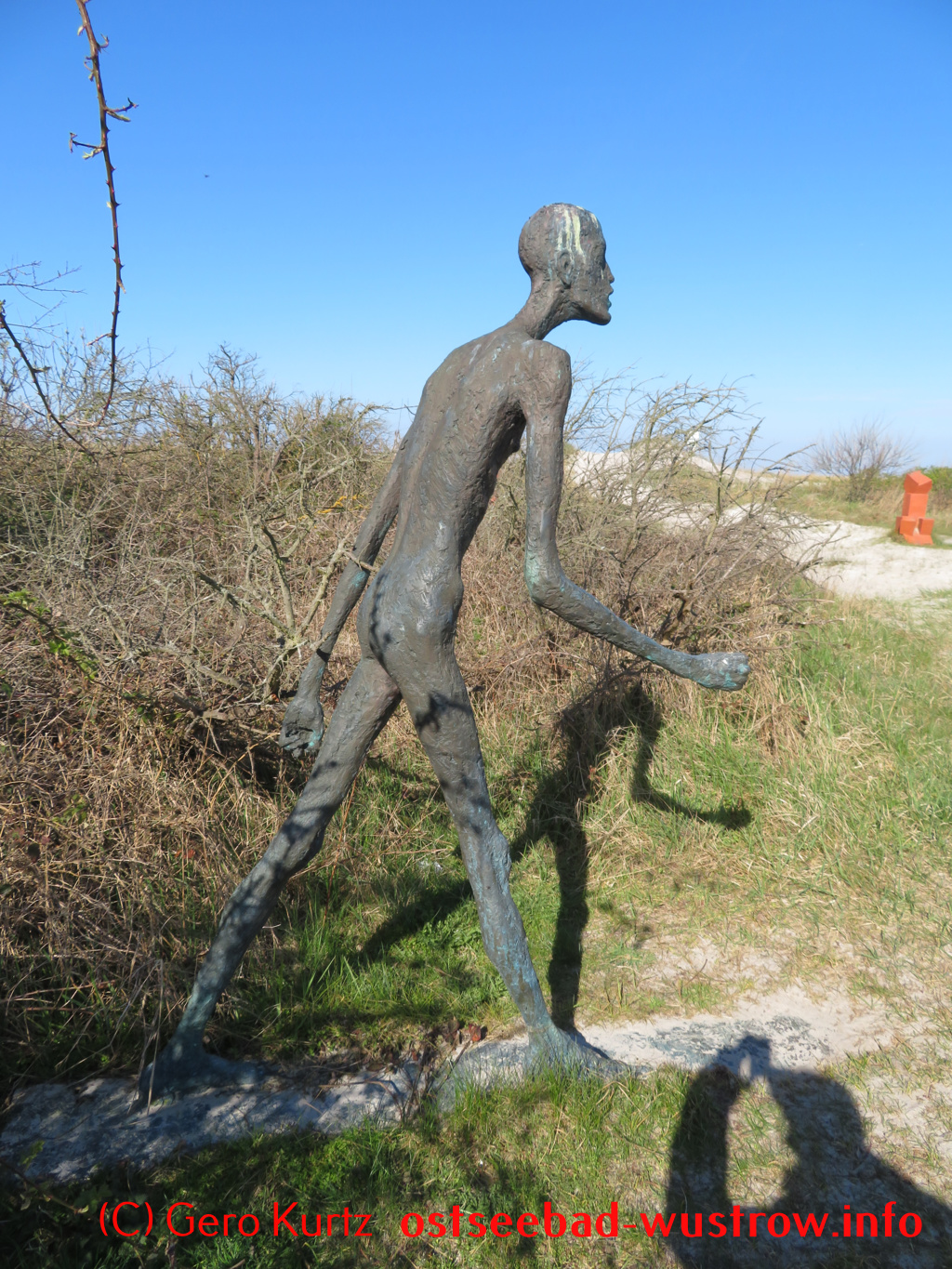 Skulpturenpark Wustrow - Dünner Mann aus Bronze