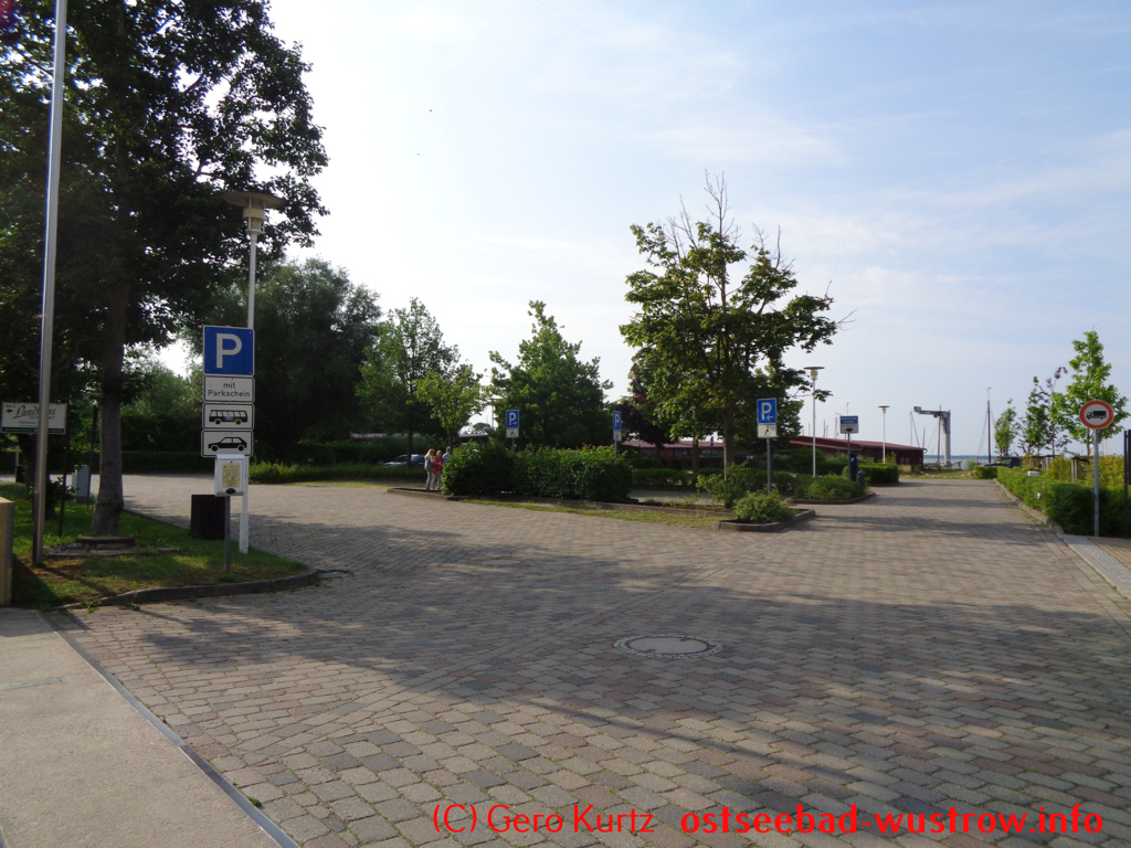 Einfahrt zum Parkplatz am Wustrower Hafen