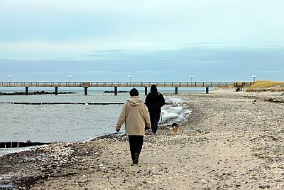 Strand mit zwei Spaziergängern