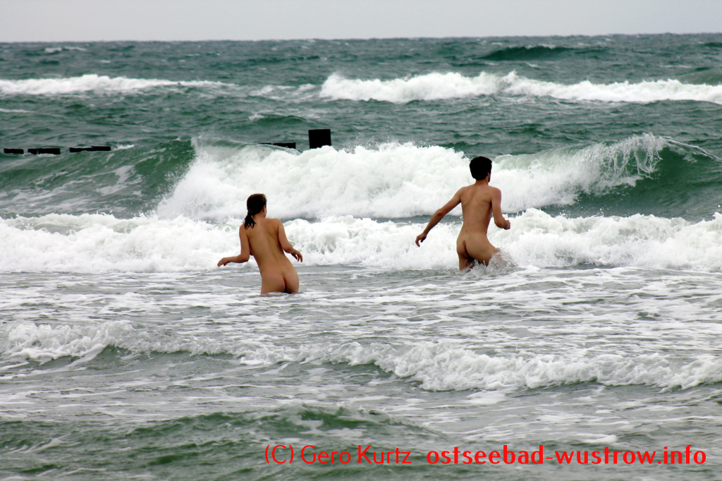 Mann und Frau nackt im Wasser der Ostsee