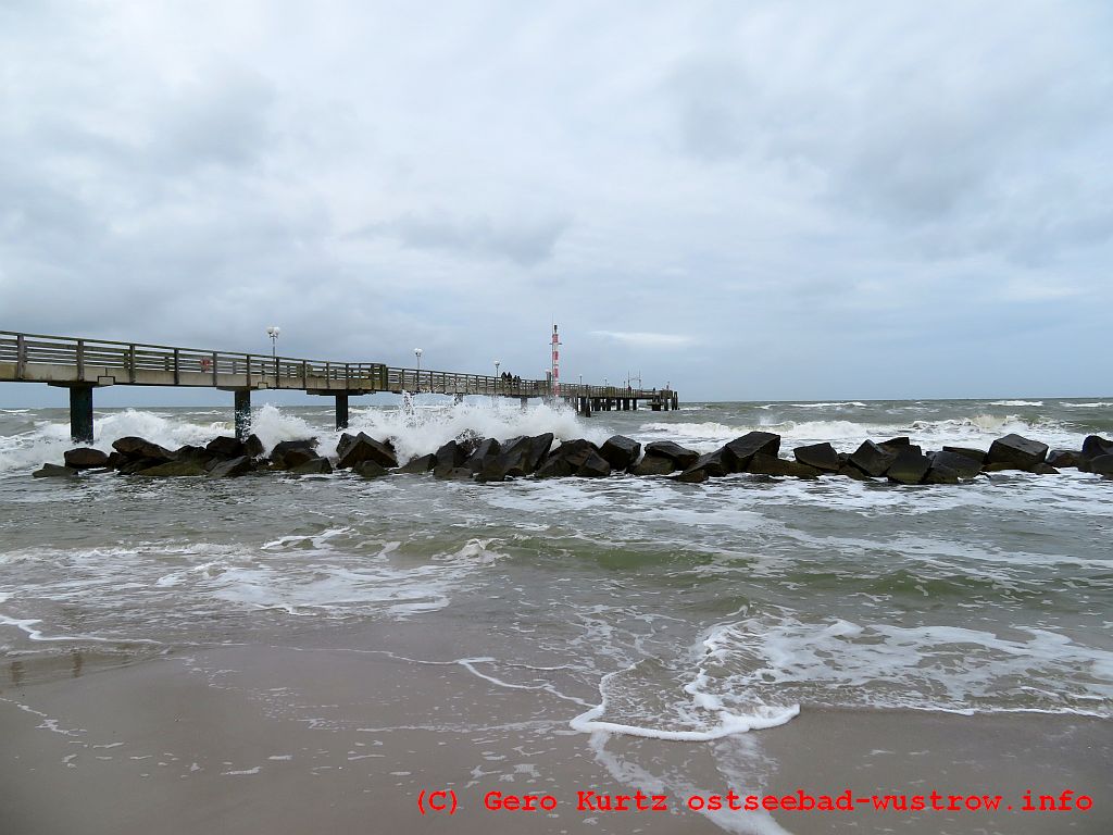 Wellenbrecher in Ostseebad Wustrow bei schlechtem Wetter