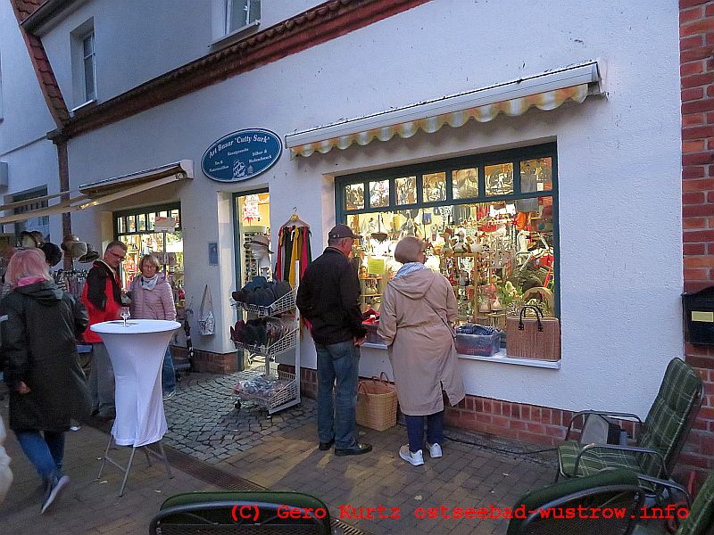 Wustrower Einkaufsnacht - Leute vor und im Geschäft Art Basar "Cutty Sark"