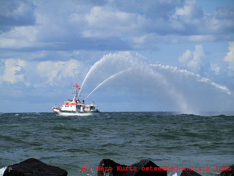 Seebrückenfest Wustrow - Seenotkreuzer bei einer Feuerlöschübung