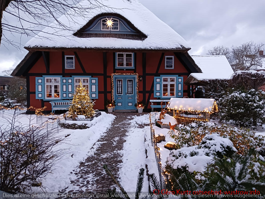 Weihnachtsmarkt Ostseebad Wustrow - festlich geschmücktes Haus in der Karl-Marx-Straße